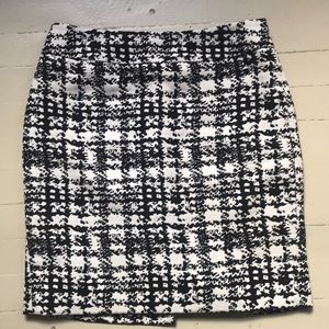 Ann Taylor black & white abstract skirt, size 0